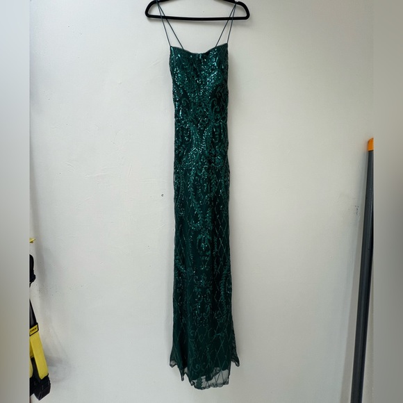 Absolutely stunning prom/ball gown - Picture 2 of 9